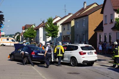 Vorfahrtsunfall fordert vier verletzte in Uhingen